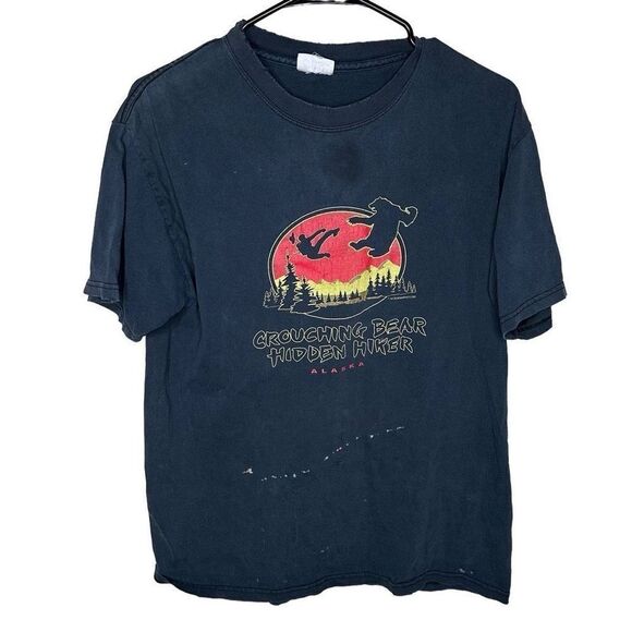 VTG 2001 Alaska “Grouching Bear Hidden Hiker” Shirt Size M - Picture 1 of 5